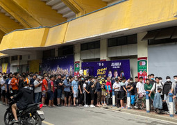 CĐV xếp hàng dài chờ mua vé trận Hà Nội FC vs HAGL