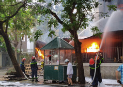 Cháy biệt thự ở Hà Nội, 1 cảnh sát PCCC bị thương