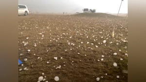 Video: Mưa đá to như quả trứng trút xuống Trung Quốc làm nhiều người bị thương