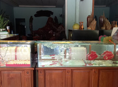 Người đàn ông cầm cuốc xông vào tiệm đập bể tủ kính, cướp vàng tẩu thoát