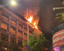 TP.HCM: Cháy lớn gần phố đi bộ Nguyễn Huệ, có nhiều tiếng nổ lớn