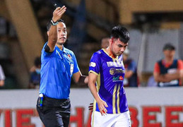 Tiền vệ Đức Huy chảy máu vùng đầu, phải cấp cứu