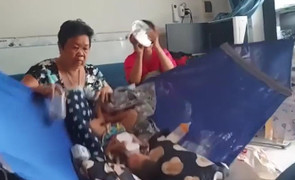 Lạ đời cả nhà gây tiếng ồn ầm ĩ để ru bé ngủ 