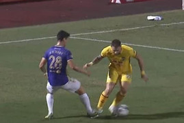 Duy Mạnh dẫm chân tiền đạo HAGL trong vòng cấm, Hà Nội FC thoát phạt đền