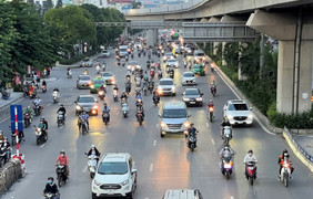  Hà Nội: Xe máy vẫn 'chung lối' ô tô sau một tuần phân làn đường Nguyễn Trãi