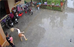 Vợ ngã oạch khi định chơi khăm chồng