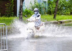 Người dân bì bõm lội qua khu đô thị ven Hà Nội dù trời nắng ráo