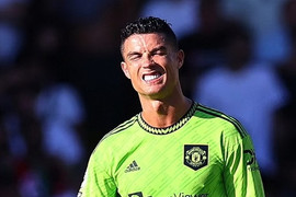 Ronaldo vùng vằng bỏ vào đường hầm sau thảm bại của Man Utd