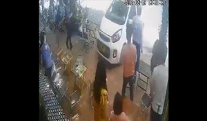 Cú quay xe khiến khách uống cà phê rụng rời