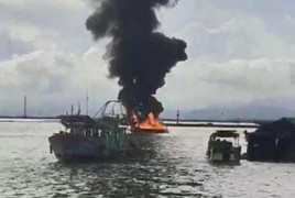 Xuồng chở dầu cháy rụi trên vùng biển Móng Cái, Quảng Ninh