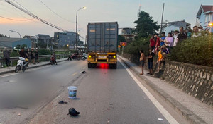 Hà Nội: Va chạm với ô tô, 2 người đi xe máy bị xe container tông tử vong