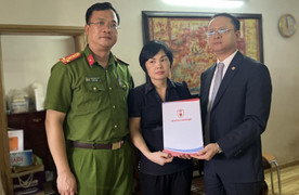 Trao tặng sổ tiết kiệm cho gia đình 3 liệt sĩ Cảnh sát PCCC ở Hà Nội