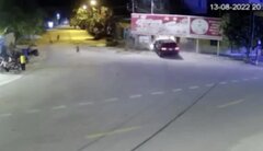 Xe bán tải đâm thẳng nhà dân, nhiều người bỏ chạy thoát thân