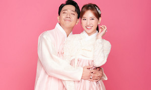 Vợ chồng Hari Won - Trấn Thành cười tươi rói trong trang phục hanbok
