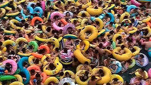 Video: Hàng nghìn người chen chúc trong hồ bơi ở Trung Quốc