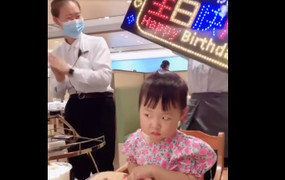 Vẻ mặt ngao ngán của 'bà cụ non' trong tiệc sinh nhật