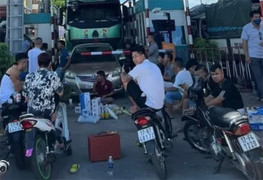 Vác loa kéo, đồ ăn uống ngồi chặn trước barrier trạm thu phí BOT ở Thái Bình