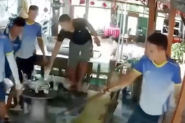 Tạm giữ hình sự kẻ dùng điếu cày đánh nam thanh niên tử vong ở Hòa Bình