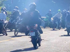 Tước giấy phép, tạm giữ xe máy của thanh niên 'làm xiếc' trên đèo Hải Vân