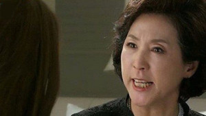 Mẹ chồng đòi lấy tiền chữa vô sinh của tôi để trả nợ cho con gái