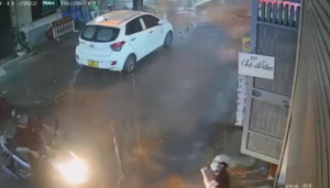 Vội vào nhà, cô gái đâm vào cửa ngã chổng vó