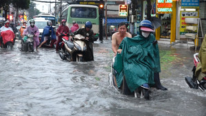 Video: Xe chết máy hàng loạt sau mưa lớn ở TP.HCM