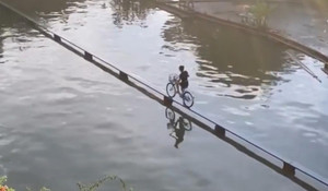 Cô gái đã đẹp lại còn lái xe thăng bằng cực đỉnh