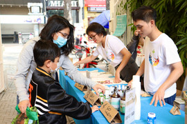 Nhiều bạn trẻ ở TP.HCM tổ chức đổi rác lấy quà để kích hoạt ‘mã gen xanh'