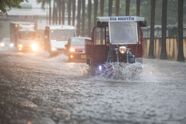 Nhiều đường phố ở TP.HCM ngập nặng sau trận mưa lớn kéo dài 3 giờ