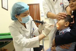 Trẻ chảy máu cam, nên ngửa đầu lên hay cúi xuống để cầm máu?