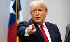 Ông Trump nói bị FBI thu hộ chiếu