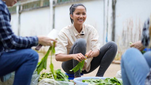 H’Hen Niê ăn mặc giản dị, ngồi lặt rau và vác gạo khiến fans vừa thương vừa nể