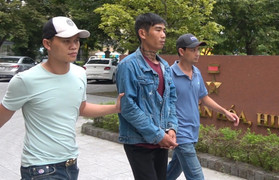 Uống rượu say rồi chửi người đi đường, đánh luôn cả công an