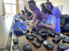 Cô gái khóc không nên lời khi thấy 1 tỷ tiền tiết kiệm bị biến thành than đen