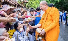 Thượng tọa Thích Nhật Từ: 'Cúng dường như ở chùa Ba Vàng là không phù hợp'