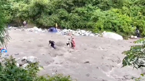 Video: Nước lũ chảy xiết ở Trung Quốc, nhiều du khách bị mắc kẹt