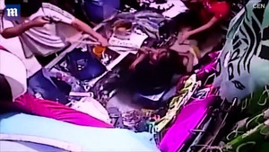 Video: Thanh niên vác súng đi cướp bị phụ nữ cầm chổi đuổi đánh