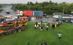 Hà Nội: Xe cẩu tông hàng loạt ô tô, xe máy ở chân cầu Thăng Long, 1 người chết