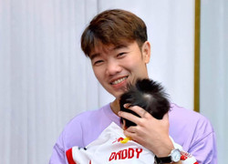 Xuân Trường lần đầu tiên khoe con gái, gia nhập tổ 'ông ngoại'