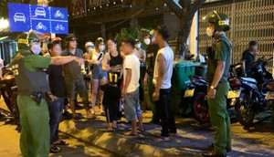 Chồng rủ bạn nhậu đánh hội đồng vợ