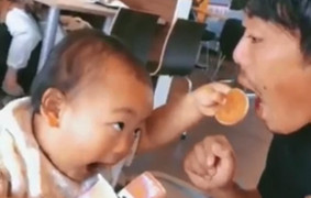 Bé con 'bẻ lái' lém lỉnh khiến bố bật cười