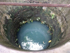 Bàng hoàng phát hiện thi thể hai bố con dưới giếng nước của gia đình