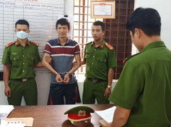 Bắt tạm giam kẻ cầm cuốc xông vào cướp tiệm vàng ở Quảng Nam