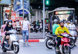 Ảnh: Bị ô tô, xe máy cướp làn ưu tiên, người đi bộ thấp thỏm qua đường