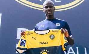 Sau tiền đạo 'bụng bia', đội Quang Hải đón chân sút thất nghiệp cả năm