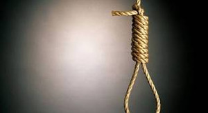 Người đàn ông tử vong ở tư thế treo cổ, 2 chân quỳ trên giường