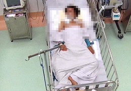 Bé trai bị rắn cạp nia cắn nguy kịch khi đang nằm ngủ dưới nền nhà