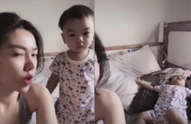 Em bé ngất xỉu khi mẹ 'biến hình'