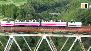 Video: Đoàn tàu chở khách chạy bằng dầu ăn thừa