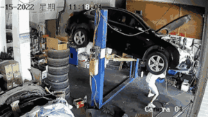 Video: Quên khóa giá đỡ, thợ học việc suýt bị ô tô đè trúng